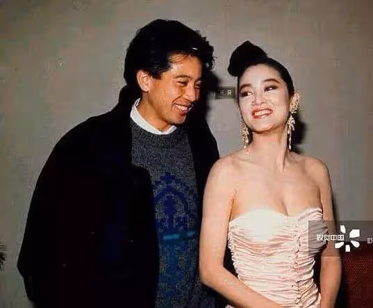 林青霞35年前照片曝光,弔帶紅裙讓男人淪陷,完美身材成了亮點