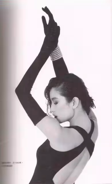 林青霞35年前照片曝光,弔帶紅裙讓男人淪陷,完美身材成了亮點