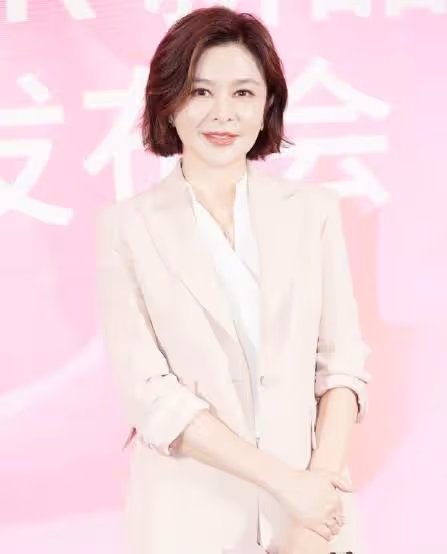 59嵗關之琳素顔意外曝光!面部僵硬判若兩人,1.5億豪宅被讚「風水教室」,落地窗180度海景,滿墻高跟鞋奢華堪比皇宮