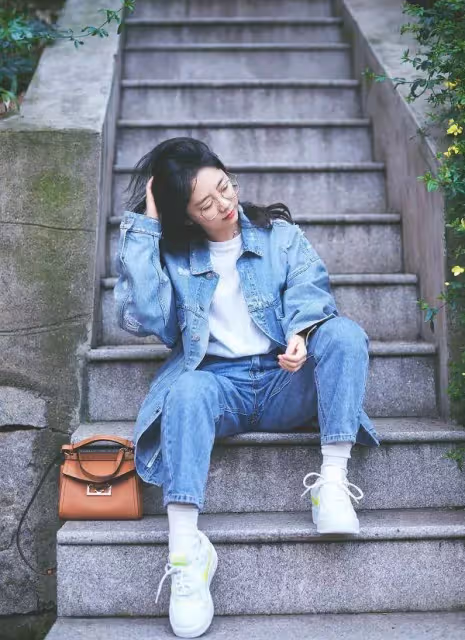 譚松韻對「白絲襪」下手了,效果讓人眼前一亮:說她才18歲我也信