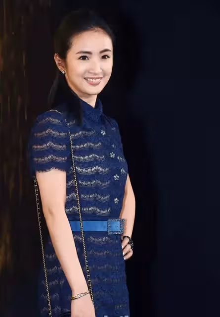 36歲林依晨罕見「穿蕾絲裙」性感走秀,女神P圖前後顏值差距大!