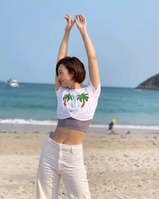 TVB力捧花旦高海甯曬迷人S曲線,超高難度瑜伽動作獲贊,穿緊身褲十分帶感, 網友:絕佳好身材