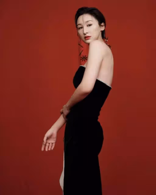 TVB力捧花旦高海甯曬迷人S曲線,超高難度瑜伽動作獲贊,穿緊身褲十分帶感, 網友:絕佳好身材