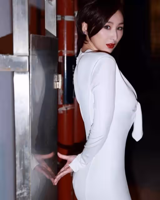 TVB力捧花旦高海甯曬迷人S曲線,超高難度瑜伽動作獲贊,穿緊身褲十分帶感, 網友:絕佳好身材