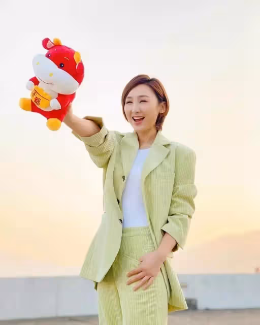 TVB力捧花旦高海甯曬迷人S曲線,超高難度瑜伽動作獲贊,穿緊身褲十分帶感, 網友:絕佳好身材