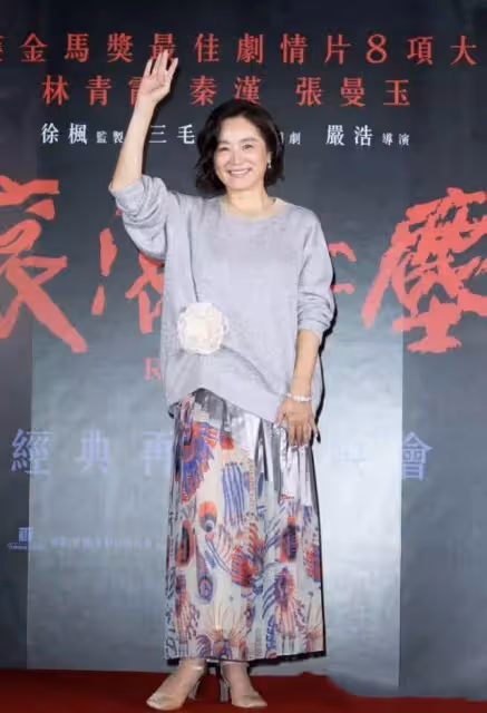 66歲林青霞「素顏」旅遊被偶遇,一襲「白裙」優雅氣質佳,魅力絲毫不輸當年!