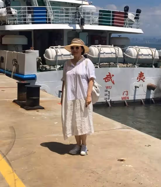 66歲林青霞「素顏」旅遊被偶遇,一襲「白裙」優雅氣質佳,魅力絲毫不輸當年!