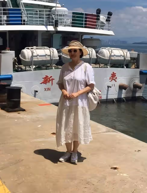 66歲林青霞「素顏」旅遊被偶遇,一襲「白裙」優雅氣質佳,魅力絲毫不輸當年!