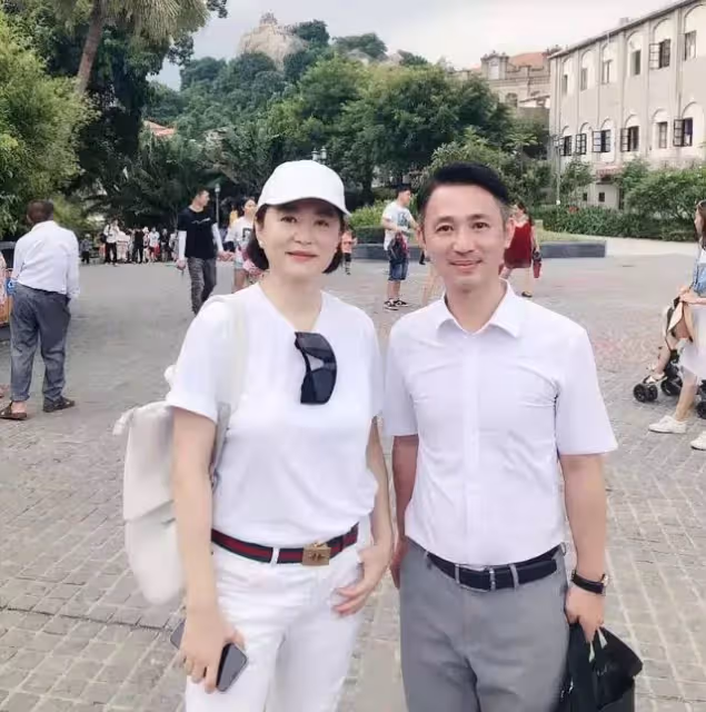 66歲林青霞「素顏」旅遊被偶遇,一襲「白裙」優雅氣質佳,魅力絲毫不輸當年!