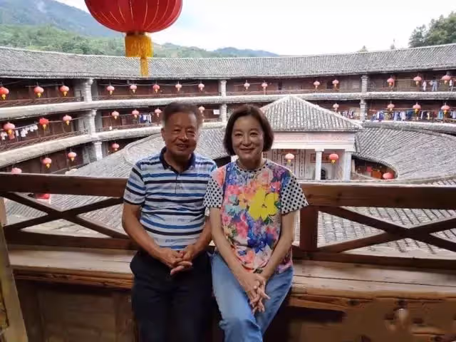 66歲林青霞「素顏」旅遊被偶遇,一襲「白裙」優雅氣質佳,魅力絲毫不輸當年!