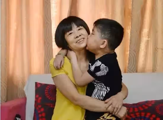 照顧去世僱主兒子十幾年,花光女兒全部嫁妝,上街乞討為其治病:最美女傭