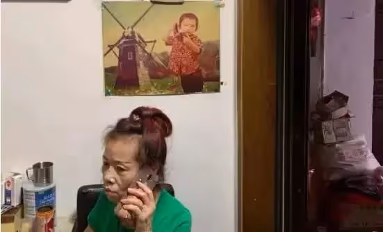 照顧去世僱主兒子十幾年,花光女兒全部嫁妝,上街乞討為其治病:最美女傭