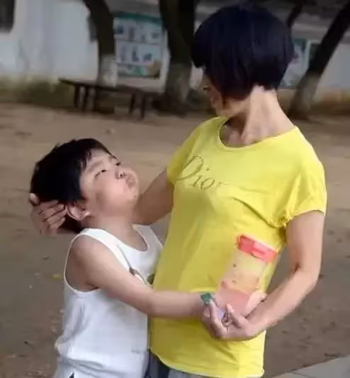 照顧去世僱主兒子十幾年,花光女兒全部嫁妝,上街乞討為其治病:最美女傭