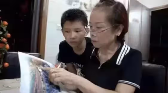 照顧去世僱主兒子十幾年,花光女兒全部嫁妝,上街乞討為其治病:最美女傭