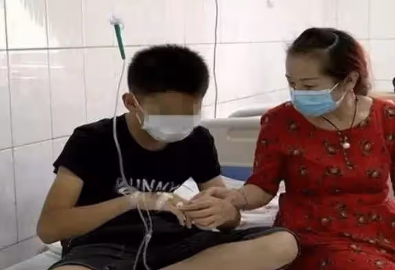 照顧去世僱主兒子十幾年,花光女兒全部嫁妝,上街乞討為其治病:最美女傭