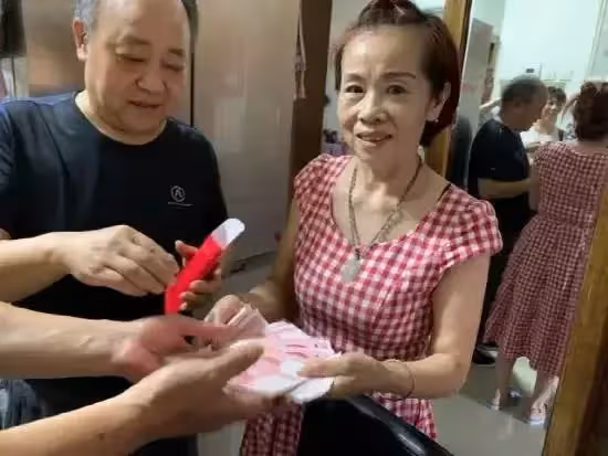 照顧去世僱主兒子十幾年,花光女兒全部嫁妝,上街乞討為其治病:最美女傭