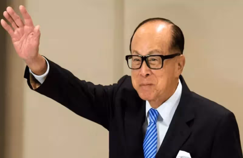 首富晚年生活!93歲李嘉誠罕攜「小33歲女友現身」十指緊扣 念亡妻「相戀27年」至今不結婚