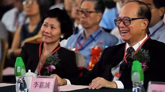 首富晚年生活!93歲李嘉誠罕攜「小33歲女友現身」十指緊扣 念亡妻「相戀27年」至今不結婚