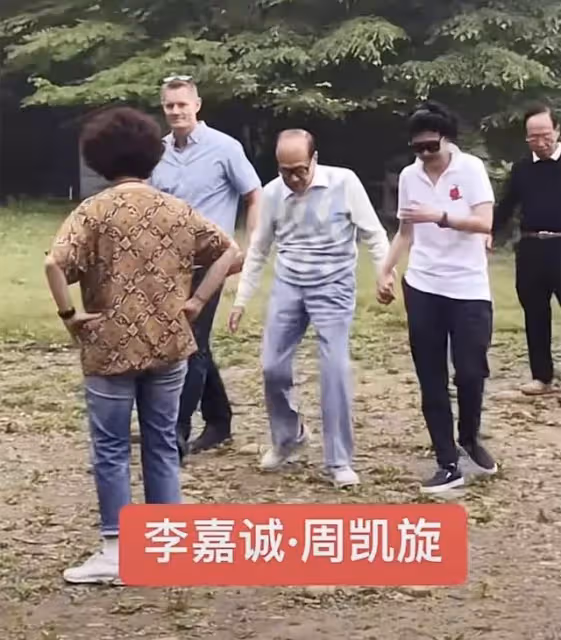 首富晚年生活!93歲李嘉誠罕攜「小33歲女友現身」十指緊扣 念亡妻「相戀27年」至今不結婚