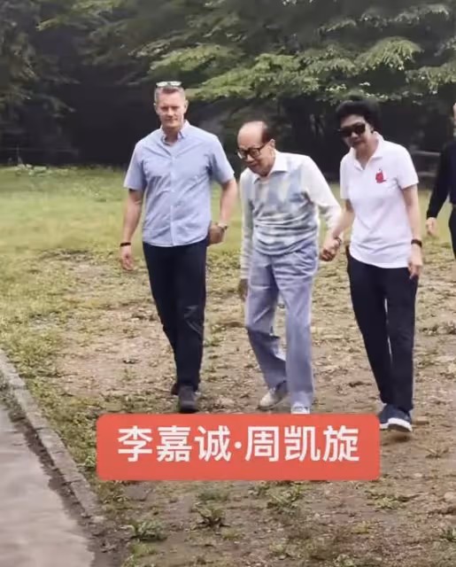 首富晚年生活!93歲李嘉誠罕攜「小33歲女友現身」十指緊扣 念亡妻「相戀27年」至今不結婚