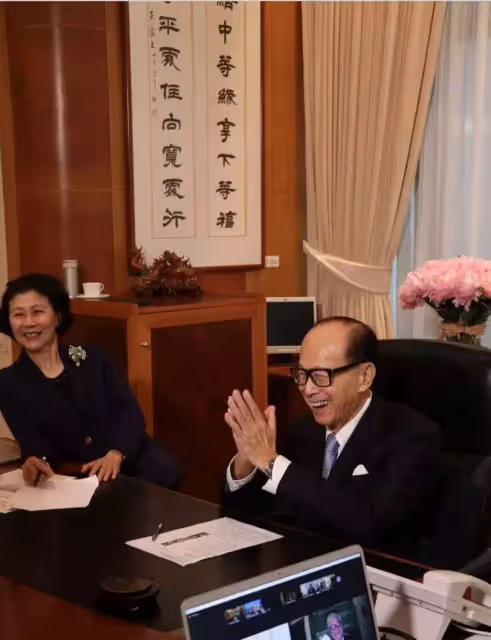 首富晚年生活!93歲李嘉誠罕攜「小33歲女友現身」十指緊扣 念亡妻「相戀27年」至今不結婚