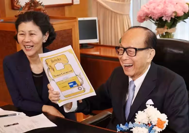 首富晚年生活!93歲李嘉誠罕攜「小33歲女友現身」十指緊扣 念亡妻「相戀27年」至今不結婚