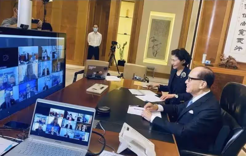 首富晚年生活!93歲李嘉誠罕攜「小33歲女友現身」十指緊扣 念亡妻「相戀27年」至今不結婚