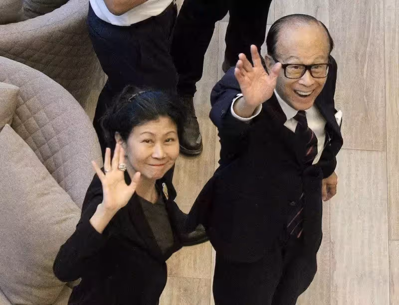 首富晚年生活!93歲李嘉誠罕攜「小33歲女友現身」十指緊扣 念亡妻「相戀27年」至今不結婚
