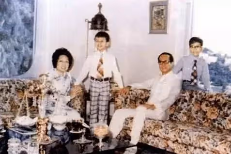 首富晚年生活!93歲李嘉誠罕攜「小33歲女友現身」十指緊扣 念亡妻「相戀27年」至今不結婚