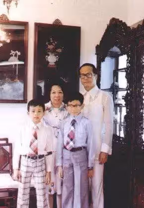 首富晚年生活!93歲李嘉誠罕攜「小33歲女友現身」十指緊扣 念亡妻「相戀27年」至今不結婚