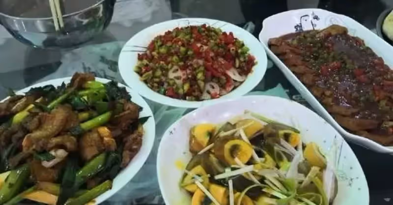 弟弟帶女友回家吃飯，我熱情招待，親媽一句話，明白我才是客人
