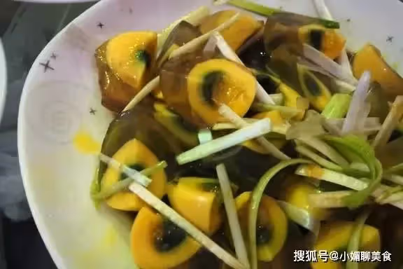 弟弟帶女友回家吃飯,我熱情招待,親媽一句話,明白我才是客人