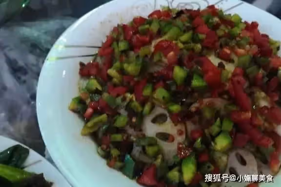 弟弟帶女友回家吃飯,我熱情招待,親媽一句話,明白我才是客人