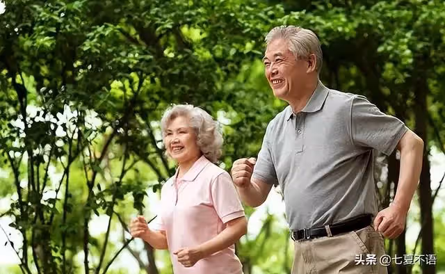 父母有倆兒子，只住女兒家：一邊為倆兒子花錢，一邊綁架女兒養老