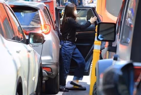小室圭二考沒通過,真子上街被記者對臉拍,公主心態真好沒生氣