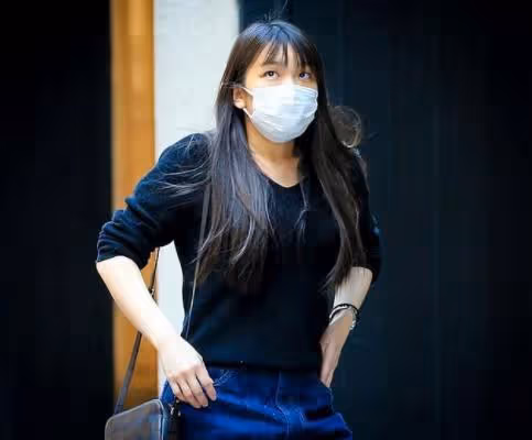 小室圭二考沒通過,真子上街被記者對臉拍,公主心態真好沒生氣