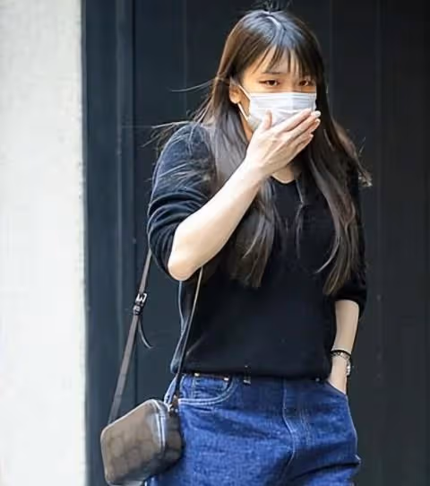 小室圭二考沒通過,真子上街被記者對臉拍,公主心態真好沒生氣