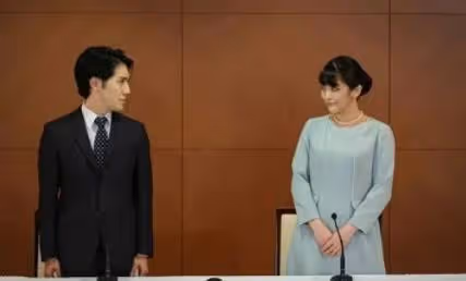 小室圭二考沒通過，真子上街被記者對臉拍，公主心態真好沒生氣