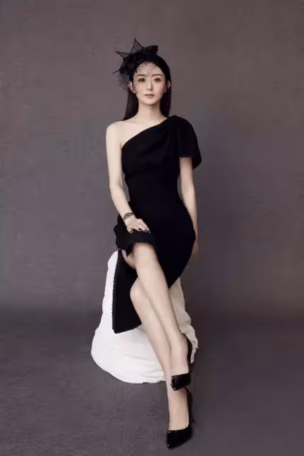 兩大女神撞衫,楊冪和趙麗穎只相差1歲,穿同款黑色禮服大秀好身材,差別一目了然