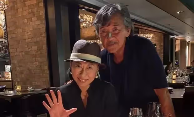 葉倩文近照罕曝光,60歲穿毛線裙瘦成小老太,一頭銀髮很氣質,網友:真實的女人最美
