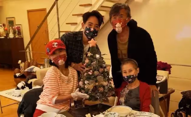 葉倩文近照罕曝光,60歲穿毛線裙瘦成小老太,一頭銀髮很氣質,網友:真實的女人最美