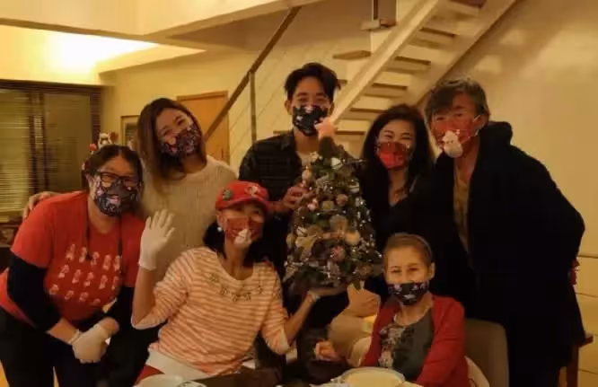 葉倩文近照罕曝光,60歲穿毛線裙瘦成小老太,一頭銀髮很氣質,網友:真實的女人最美