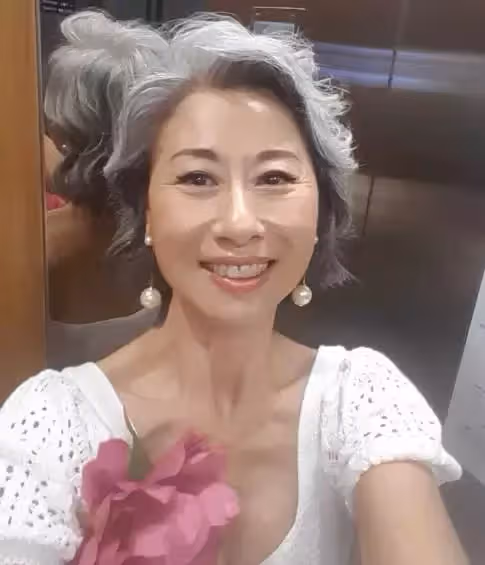 葉倩文近照罕曝光,60歲穿毛線裙瘦成小老太,一頭銀髮很氣質,網友:真實的女人最美