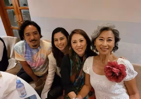 葉倩文近照罕曝光,60歲穿毛線裙瘦成小老太,一頭銀髮很氣質,網友:真實的女人最美