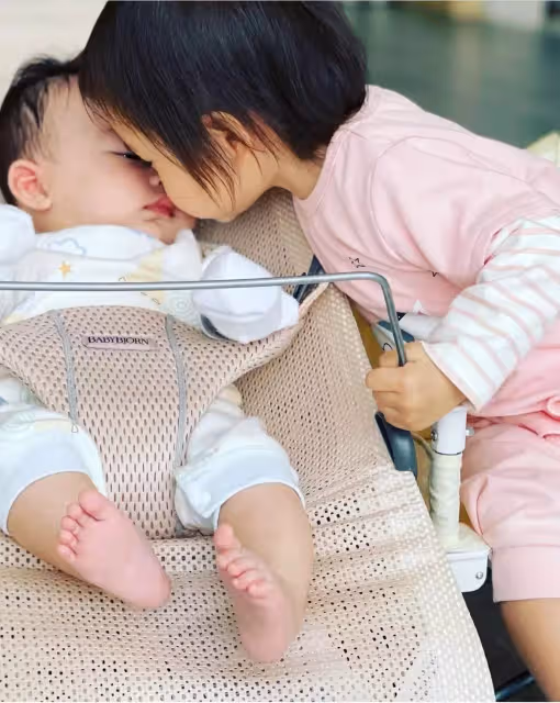 楊怡夫婦曬帶娃日常,羅仲謙面對兒子女兒露「兩副面孔」,網友:太偏心