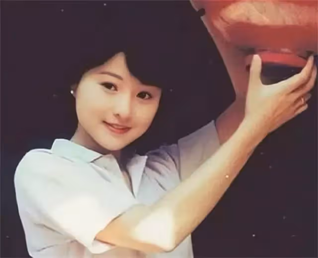 玉女打星李賽鳳,富豪丈夫一則聲明讓她身敗名裂,一夜成港圈笑話