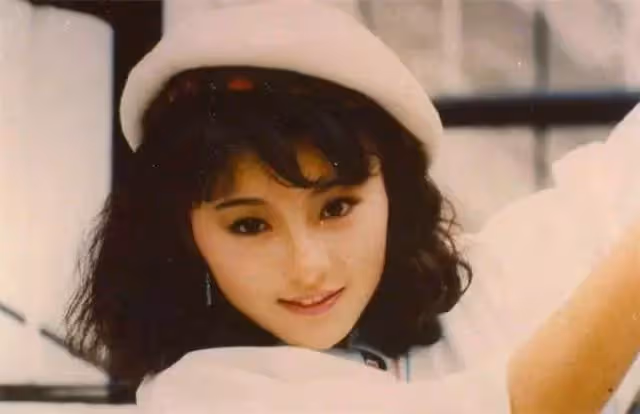 玉女打星李賽鳳,富豪丈夫一則聲明讓她身敗名裂,一夜成港圈笑話