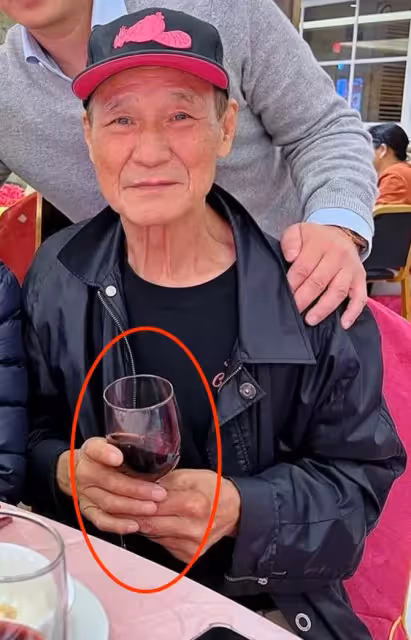 香港兩大老戲骨罕聚餐,心情大好紅光滿面 曾經陪伴成長 如今已成白髮老人 網友:時間過得好快,真的讓我感歎人生了