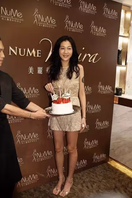 「成龍舊愛」吳綺莉近照曝光,身穿亮片裙超減齡,身材比例不輸超模,網友:比例太贊