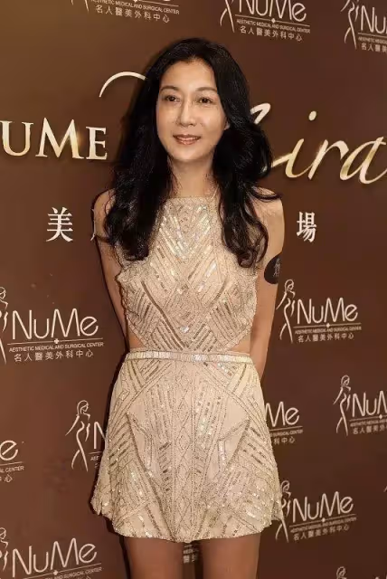 「成龍舊愛」吳綺莉近照曝光,身穿亮片裙超減齡,身材比例不輸超模,網友:比例太贊